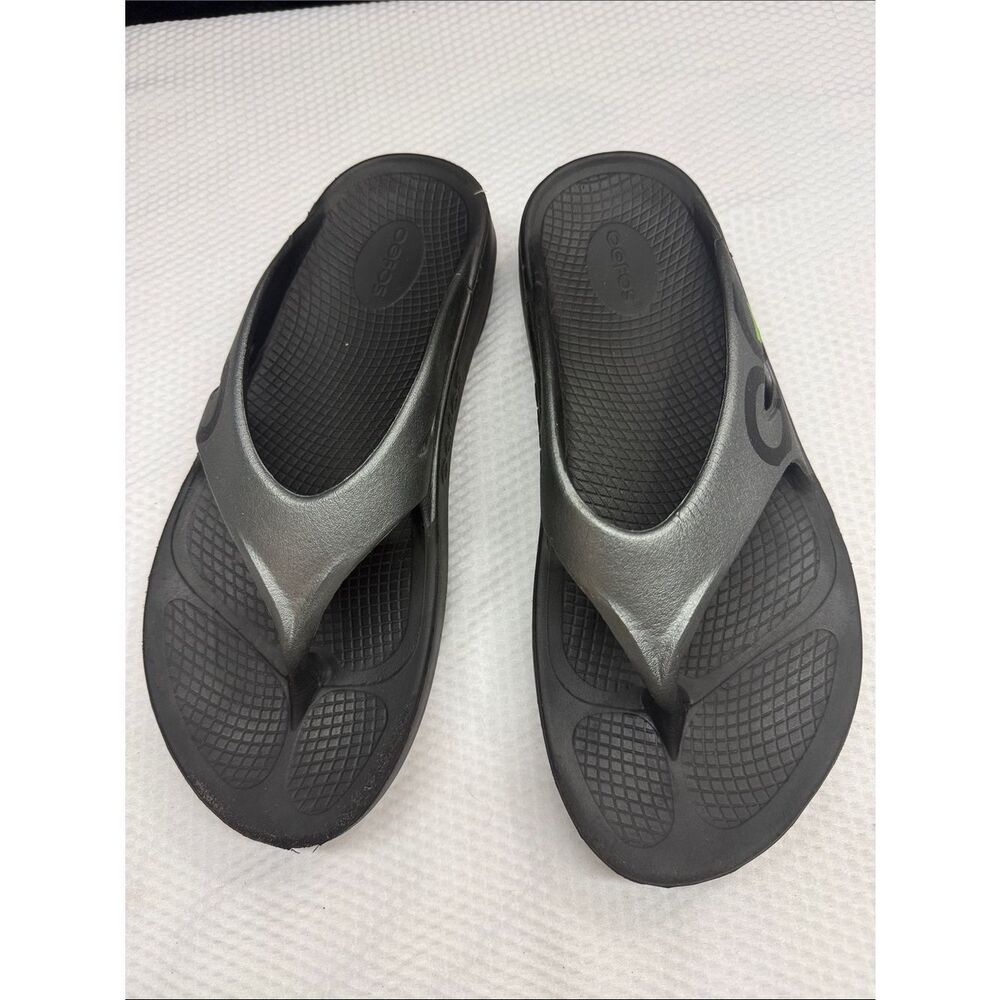 Oofos unisex Black & Silver Thong Sandals
Men’s - 10. Women’s -12